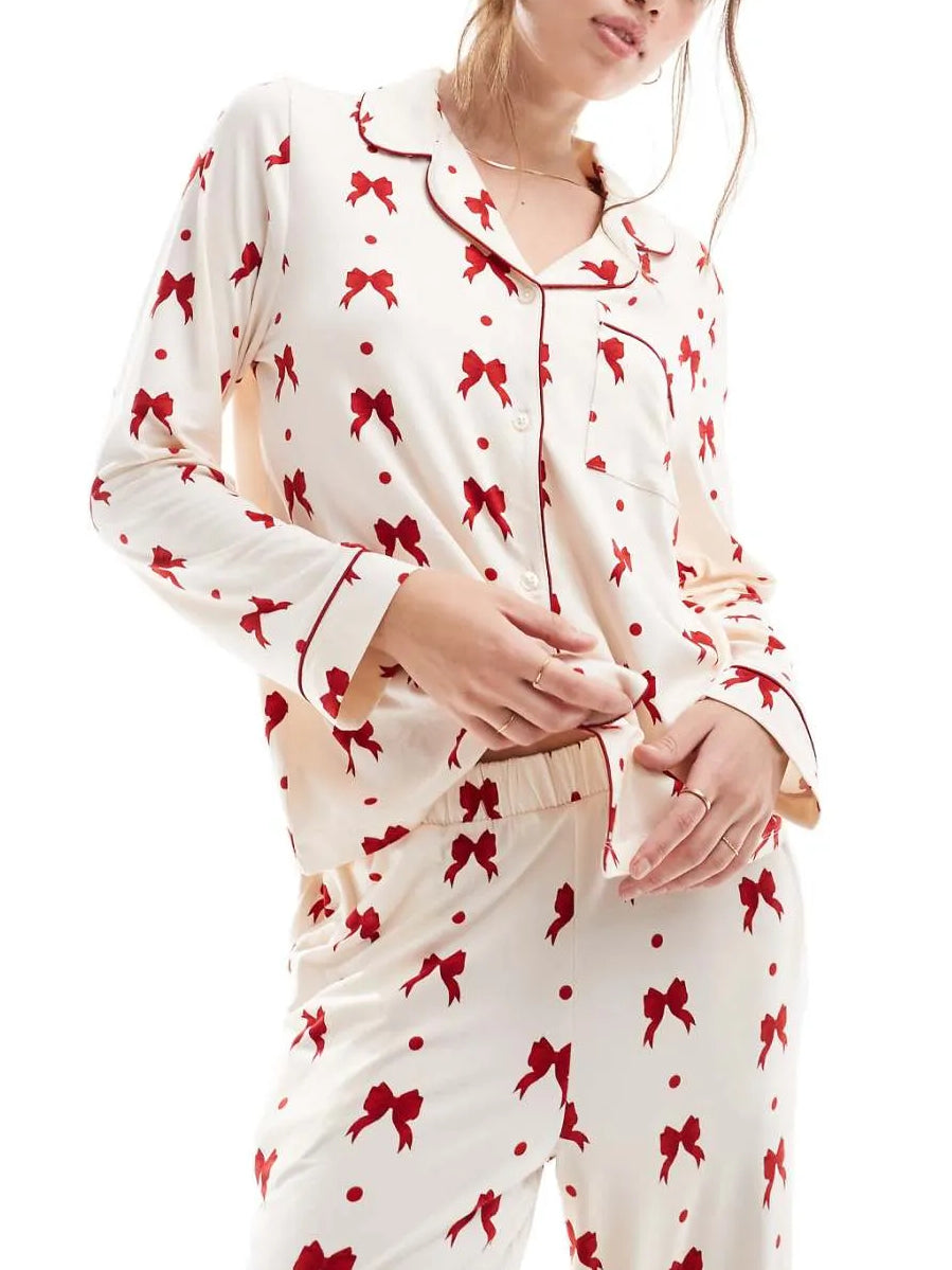 Exklusives Pyjama-Set mit rotem Schleifen-Print